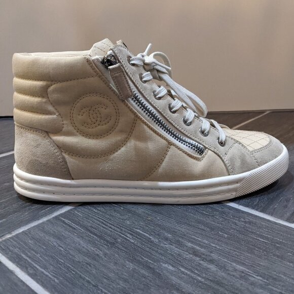 Chanel | Quilted High Top Sneakers G30617 - Picture 3 of 13